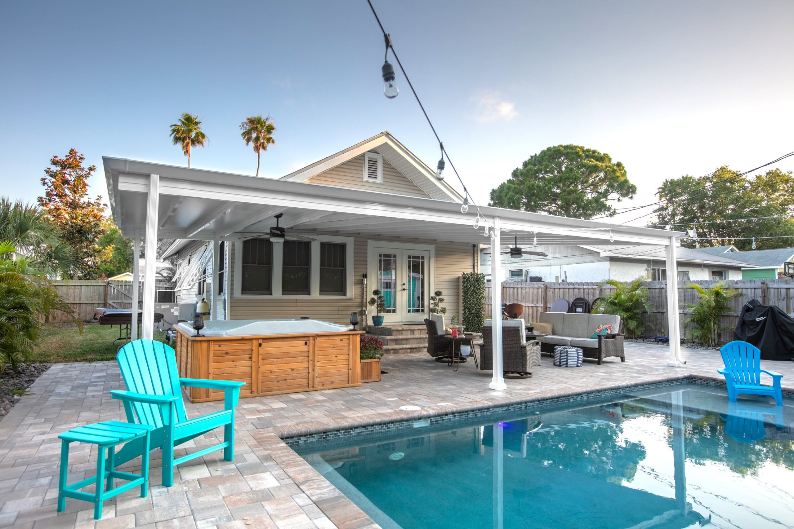 Moderno Patio Roof By Pool