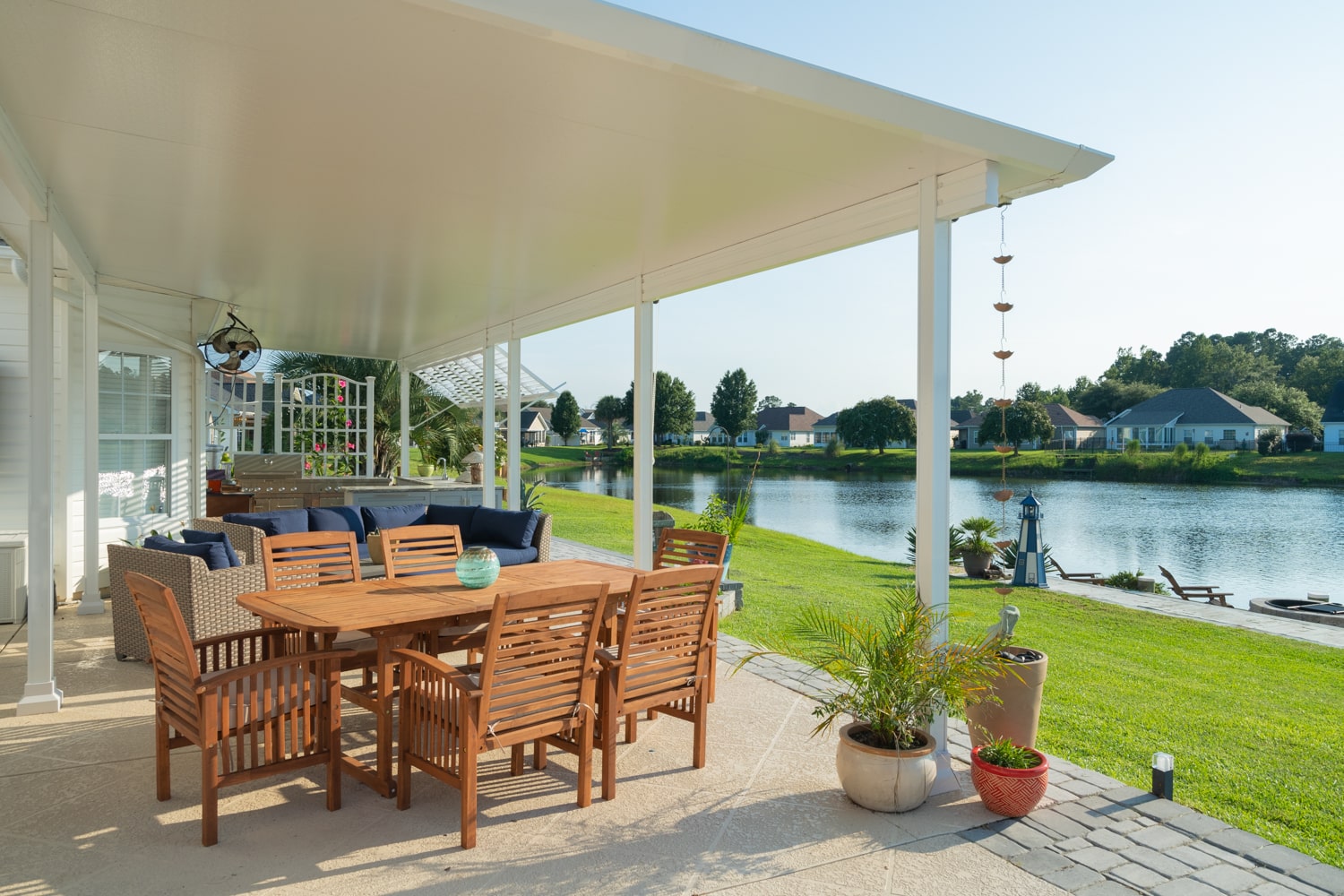 moderno patio near lake